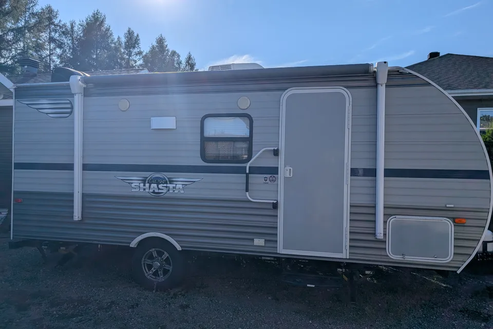 Shasta SST18 Roulotte - très propre et facile à tirer