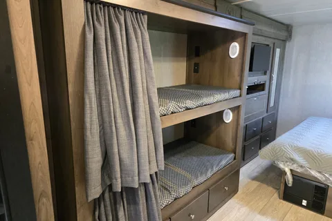 32' Bunkhouse | Bunks + Smart TVs | Pet/Smoke-Free