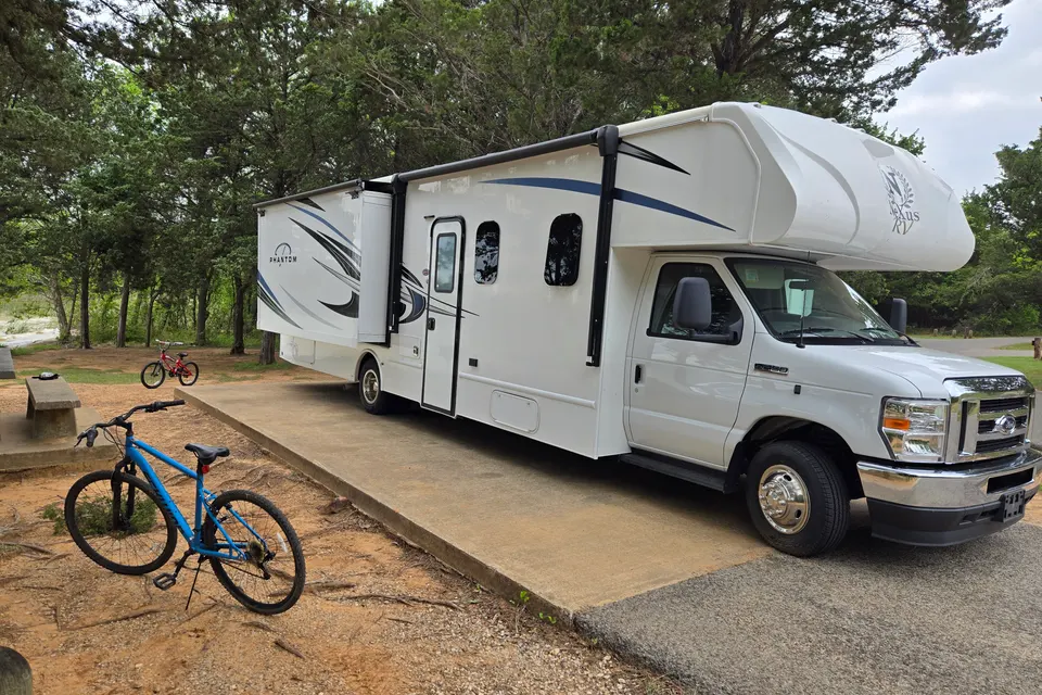 2024 Family Friendly Bunkhouse | Linens and Kitchen Loadout | Pet/Smoke-Free