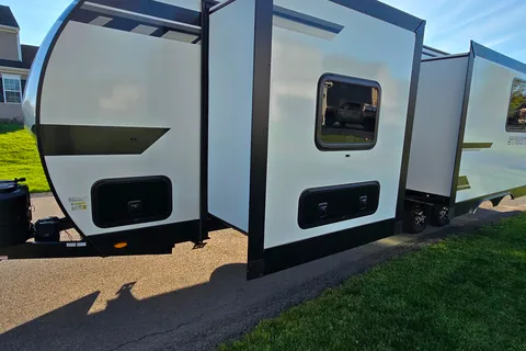 Tate and Allison's Venture Stratus 302VBH Travel Trailer