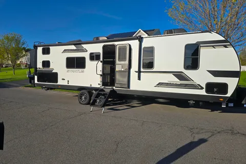 Tate and Allison's Venture Stratus 302VBH Travel Trailer