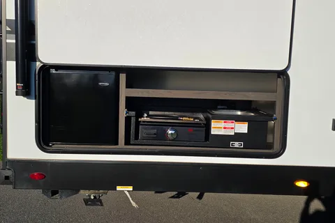 Tate and Allison's Venture Stratus 302VBH Travel Trailer