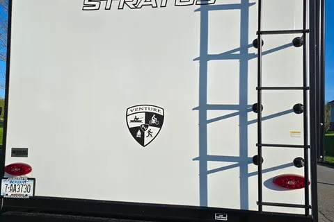 Tate and Allison's Venture Stratus 302VBH Travel Trailer