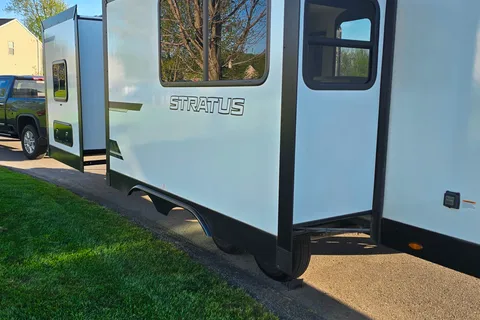 Tate and Allison's Venture Stratus 302VBH Travel Trailer