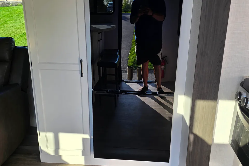 Tate and Allison's Venture Stratus 302VBH Travel Trailer