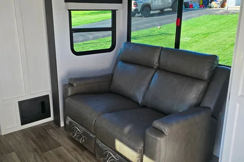 Tate and Allison's Venture Stratus 302VBH Travel Trailer