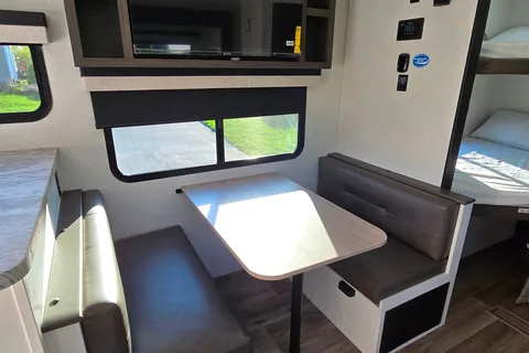 Tate and Allison's Venture Stratus 302VBH Travel Trailer