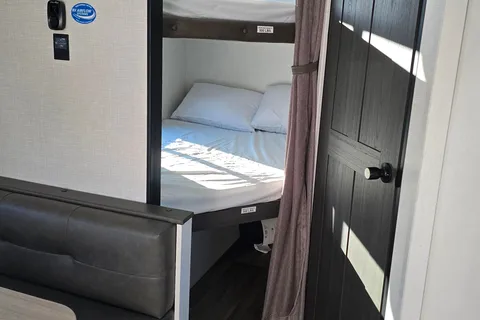 Tate and Allison's Venture Stratus 302VBH Travel Trailer