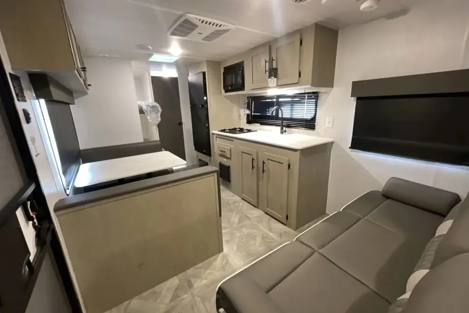 2024 Salem Sleeps 8 With Bunk Beds & Solar!