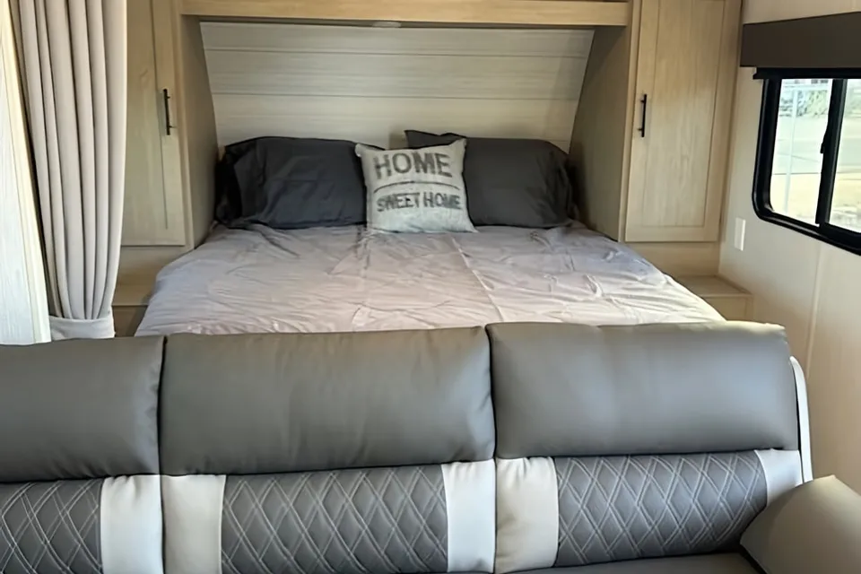 2024 Salem Sleeps 8 With Bunk Beds & Solar!