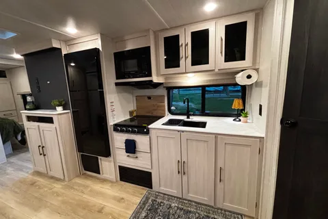 Brand New 2025 Surveyor 27 Camp