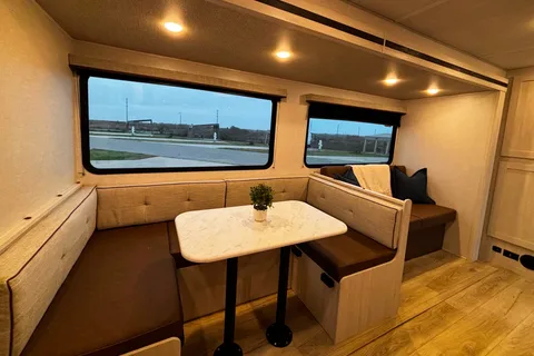 Brand New 2025 Surveyor 27 Camp