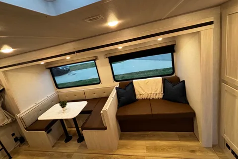 Brand New 2025 Surveyor 27 Camp