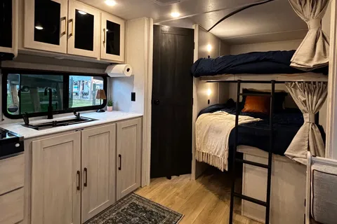 Brand New 2025 Surveyor 27 Camp