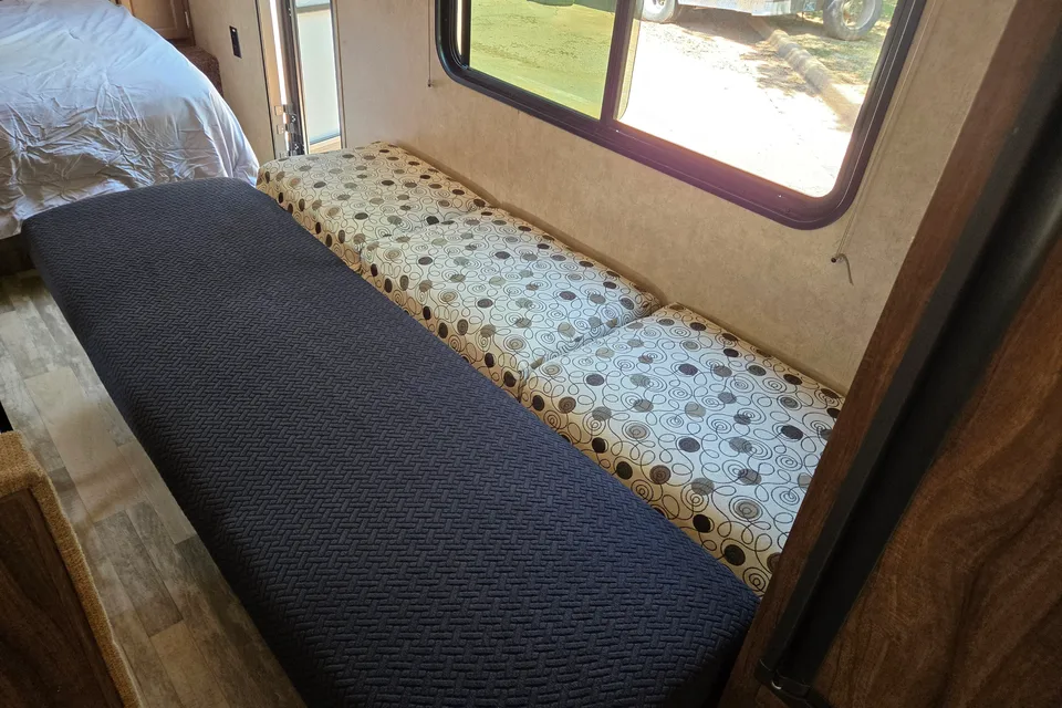 25ft. Forest River Coachmen Clipper Travel Trailer