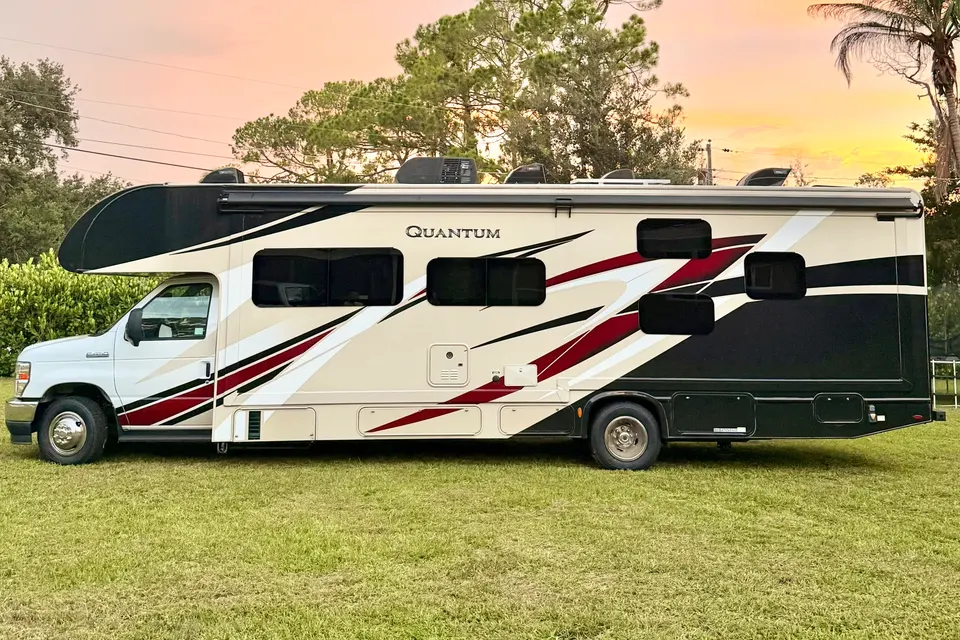 Thor Quantum LF31 bunk house Class C