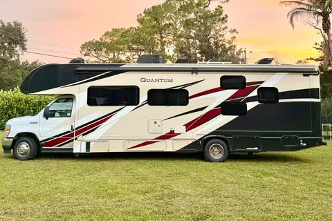 Thor Quantum LF31 bunk house Class C