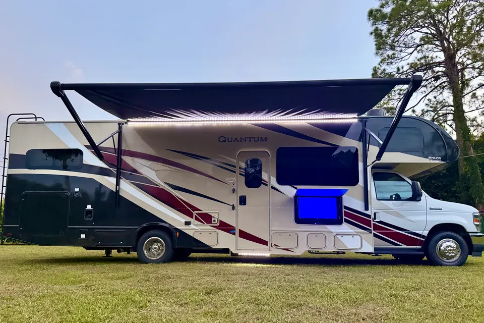 Thor Quantum LF31 bunk house Class C