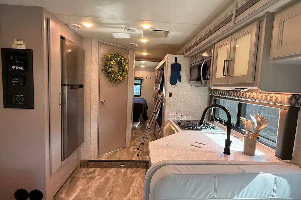Thor Quantum LF31 bunk house Class C