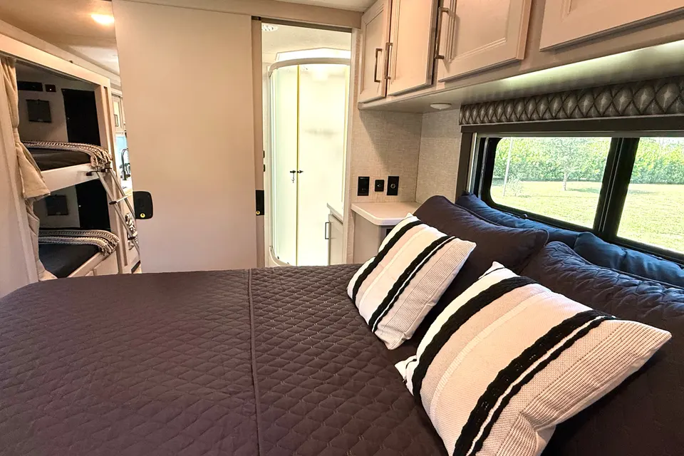 Thor Quantum LF31 bunk house Class C