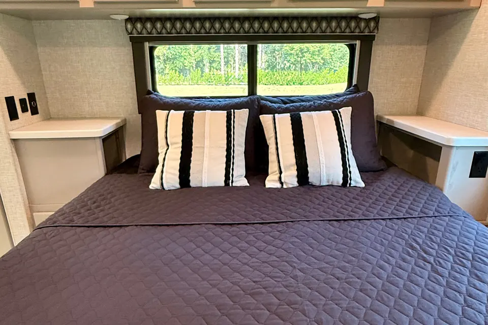 Thor Quantum LF31 bunk house Class C