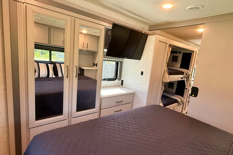 Thor Quantum LF31 bunk house Class C