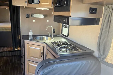 Fireside RV's 2019 Thor Motor Coach Majestic 28A - LMI1519