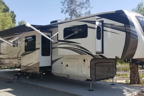Ultimate Luxury RV Glamping Experience! - Delivery Only - NOT FOR OHV AREAS 