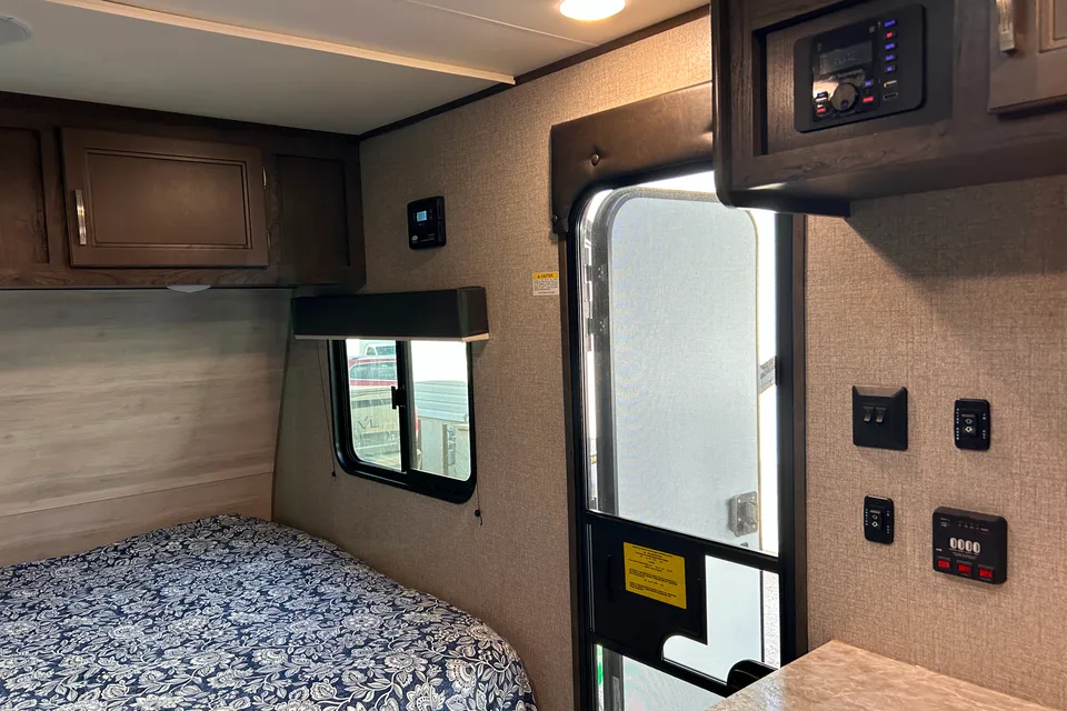 OVRR's Jayco 21ft Solar - sleeps 6, pet friendly, light trailer, tows easy!
