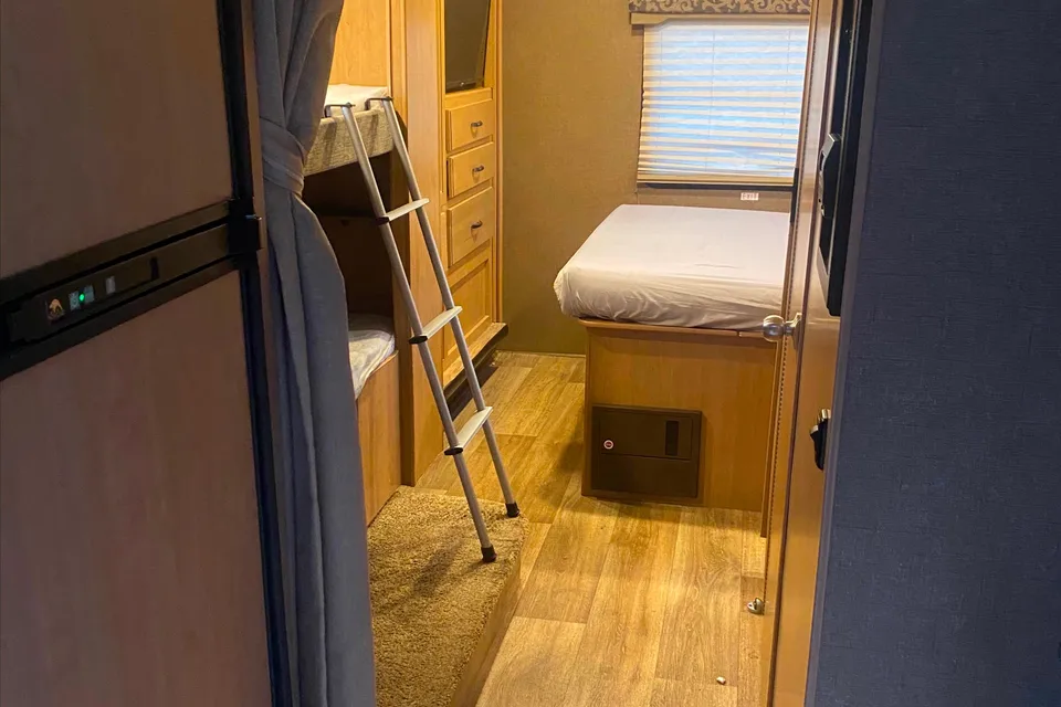 Jessica's Thor Motor Coach 40D Class C