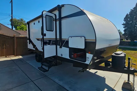Lindsey's Primetime Tracer LE Ultra Lite Travel Trailer
