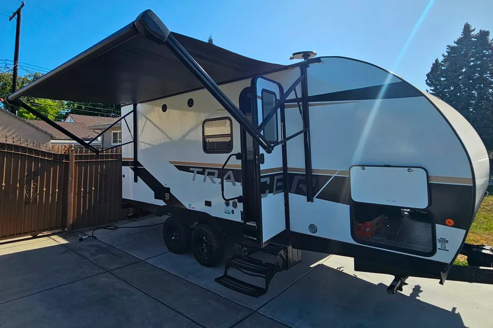 Lindsey's Primetime Tracer LE Ultra Lite Travel Trailer