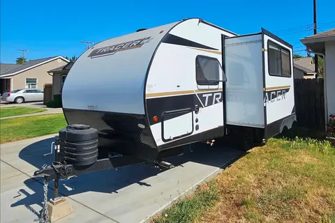 Lindsey's Primetime Tracer LE Ultra Lite Travel Trailer