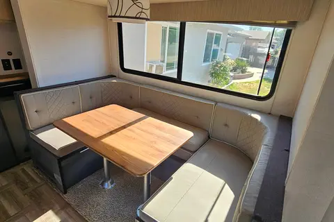 Lindsey's Primetime Tracer LE Ultra Lite Travel Trailer