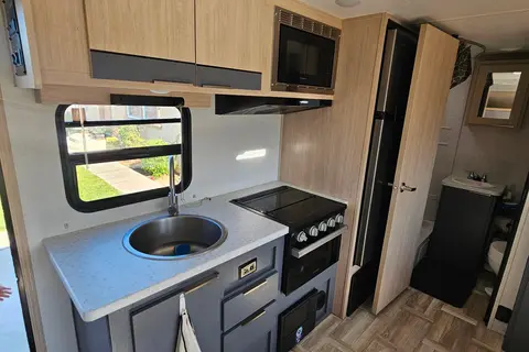 Lindsey's Primetime Tracer LE Ultra Lite Travel Trailer