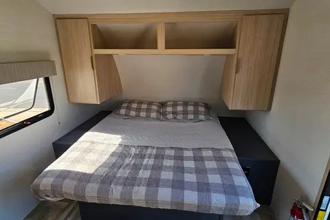 Lindsey's Primetime Tracer LE Ultra Lite Travel Trailer
