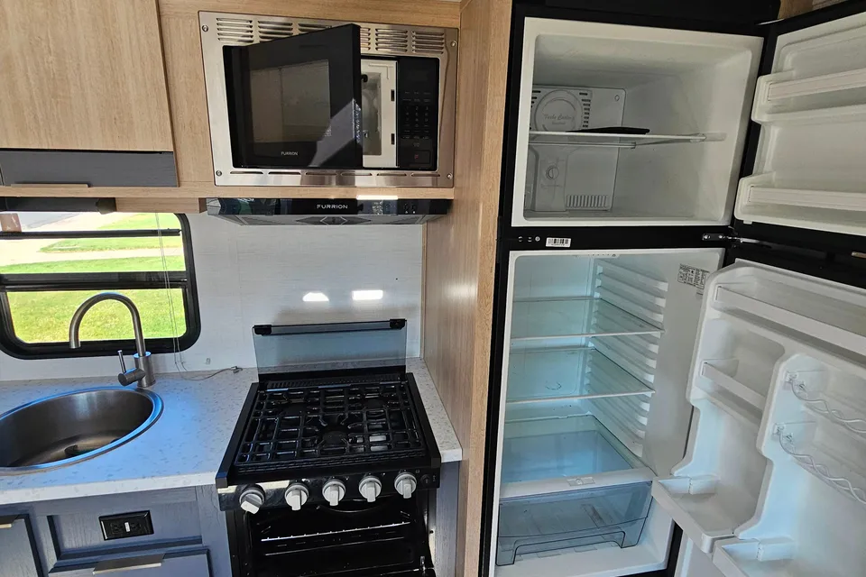 Lindsey's Primetime Tracer LE Ultra Lite Travel Trailer
