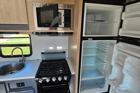 Lindsey's Primetime Tracer LE Ultra Lite Travel Trailer