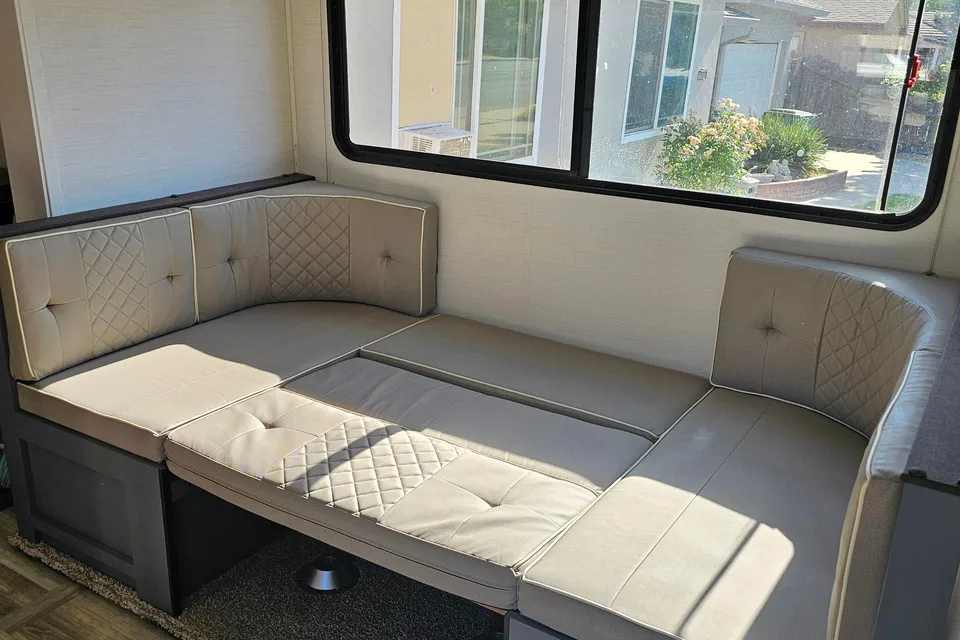 Lindsey's Primetime Tracer LE Ultra Lite Travel Trailer