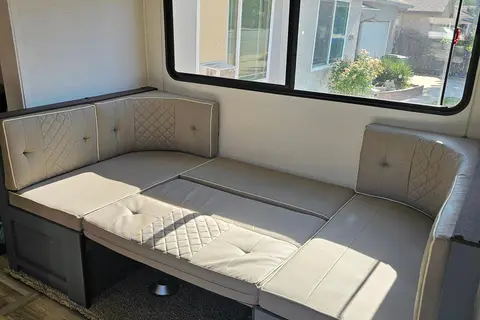 Lindsey's Primetime Tracer LE Ultra Lite Travel Trailer