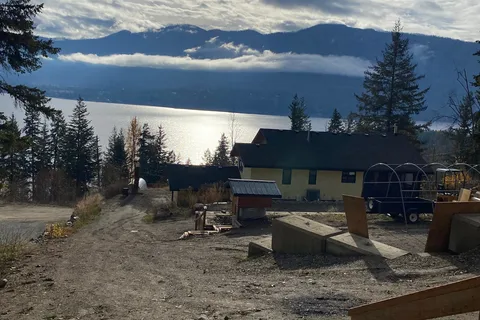 Worth the Climb: A Rustic Lakeview Retreat