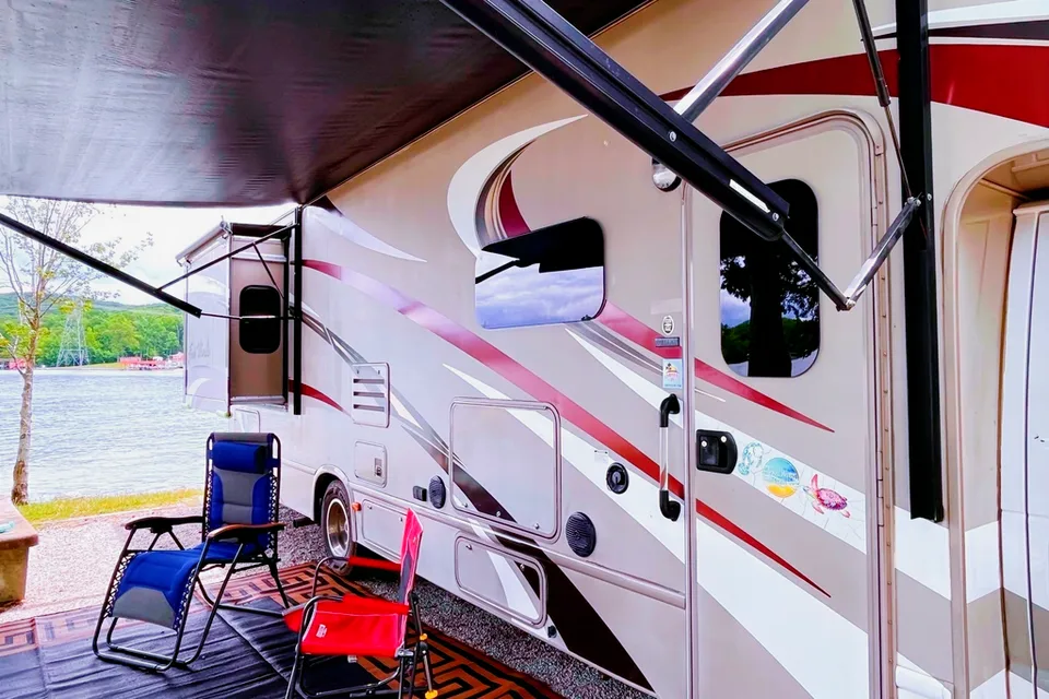 Thor Four Winds Class C - Remodeled! With 2 Electric Bikes and Fire Pit