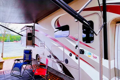 Thor Four Winds Class C - Remodeled! With 2 Electric Bikes and Fire Pit