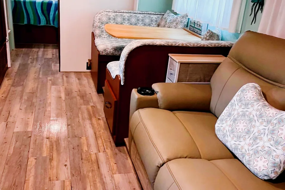 Thor Four Winds Class C - Remodeled! With 2 Electric Bikes and Fire Pit