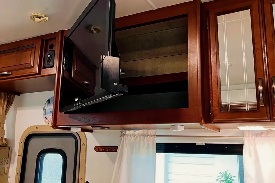 Thor Four Winds Class C - Remodeled! With 2 Electric Bikes and Fire Pit