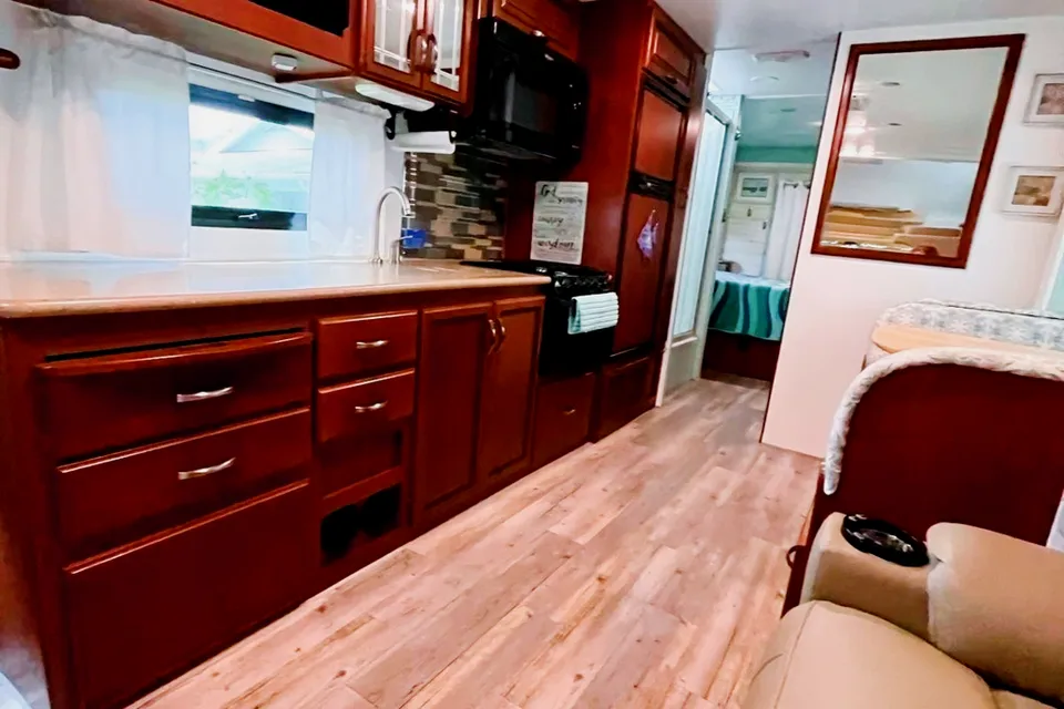 Thor Four Winds Class C - Remodeled! With 2 Electric Bikes and Fire Pit