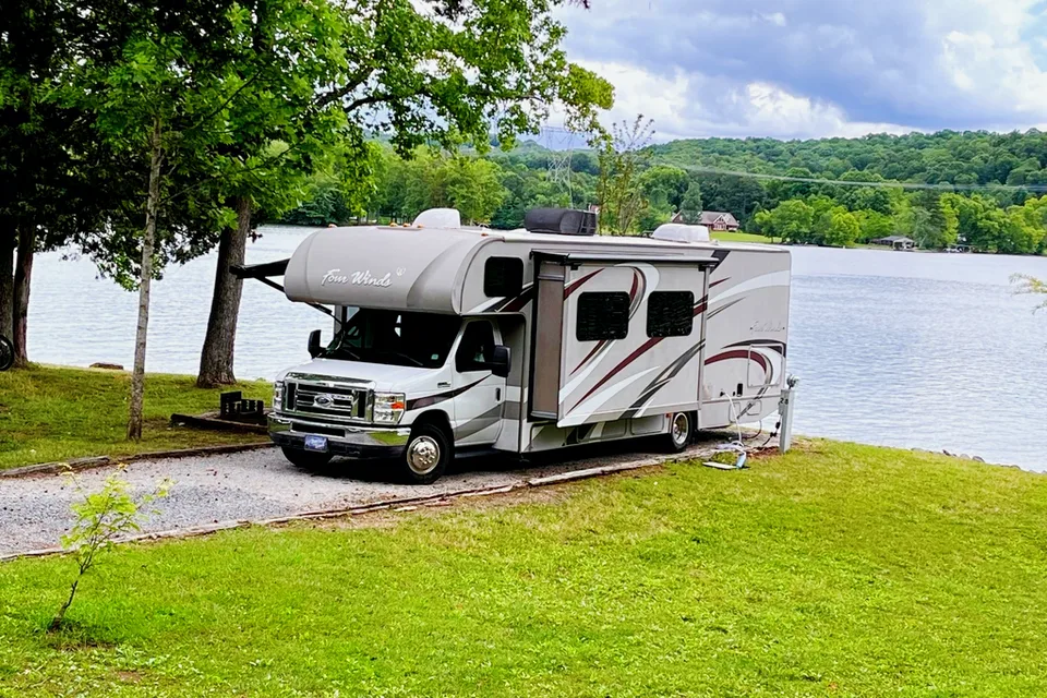 Thor Four Winds Class C - Remodeled! With 2 Electric Bikes and Fire Pit