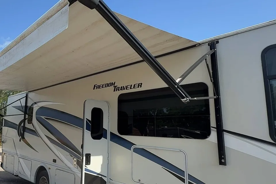 Val's Victory - Thor Motor Coach Freedom Traveler Class A