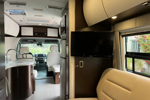 Vincent's Leisure Travel Vans 2019 Class B