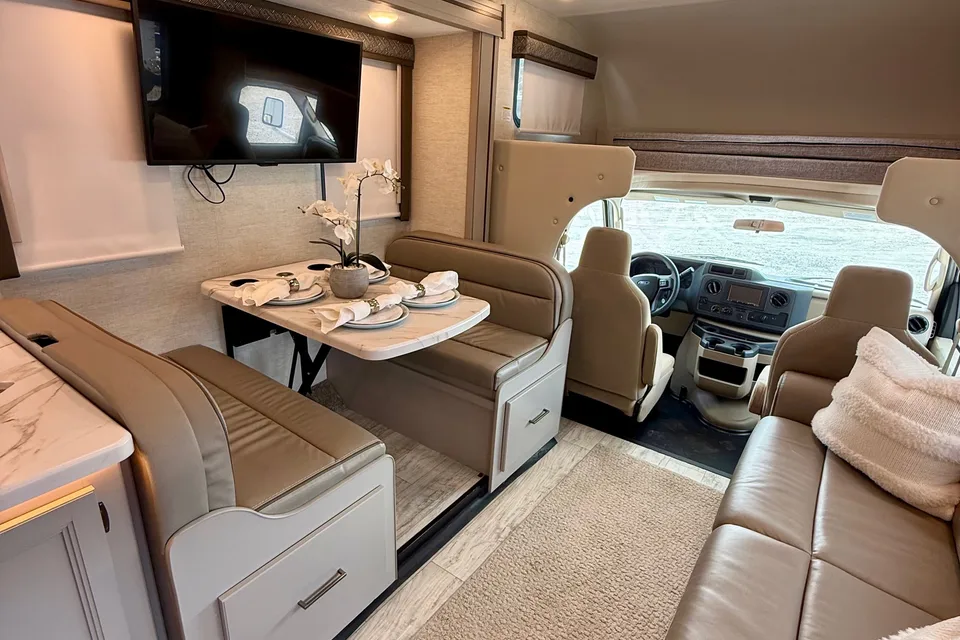 Convenience Rv's Chateau 31EV